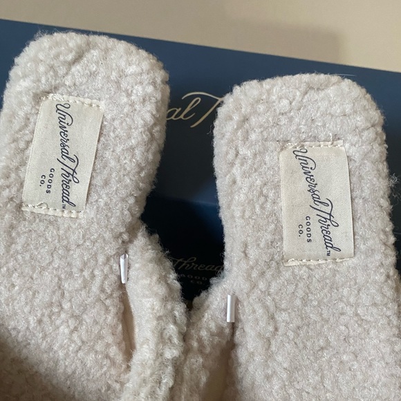 New in box Sherpa fuzzy slip on flats size 7.5 universal thread - Picture 3 of 7